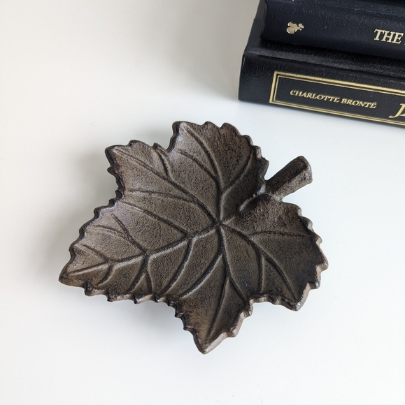Cast Iron Maple Leaf dish - Picture 8 of 8